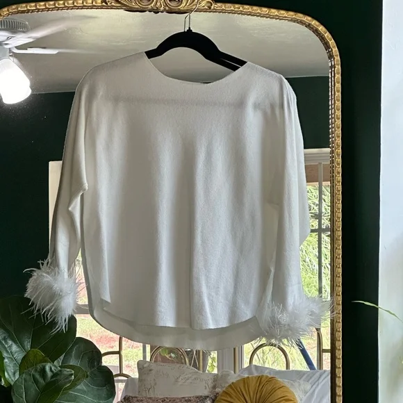 Bloomingdale’s Sioni Milano White Feathered Sweater. - Picture 2 of 7